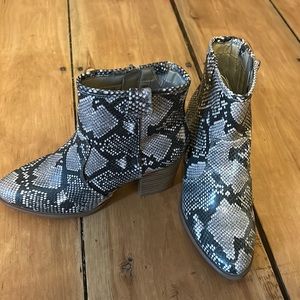 (SOLD) Carlos by Carlos Santana  Snakeskin Ankle Booties size 7.5